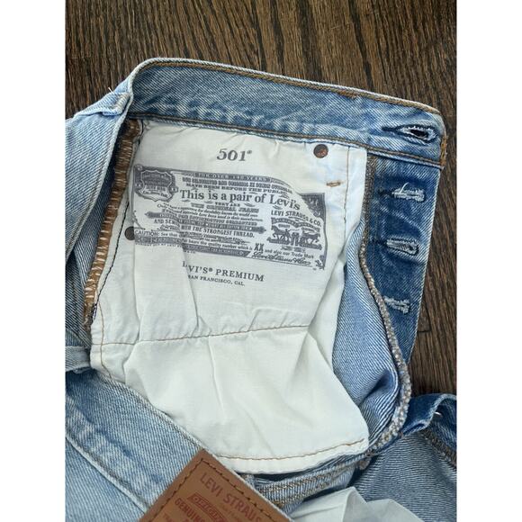 Levi’s Premium Denim Shorts Women size 27 distressed blue button fly - Picture 5 of 9